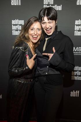 ABB ACHTUNGBERLIN- Britta Steffenhagen und Lina Eikelmann zu Gast auf dem roten Teppich bei der Eroeffnung des Achtung Berlin Filmfestivales im Kino Colosseum in Berlin Prenzlauer Berg am 15.04.2026 Berlin Deutschland