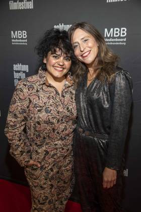 ABB ACHTUNGBERLIN- Sara Fazilat und Britta Steffenhagen zu Gast auf dem roten Teppich bei der Eroeffnung des Achtung Berlin Filmfestivales im Kino Colosseum in Berlin Prenzlauer Berg am 15.04.2026 Berlin Deutschland