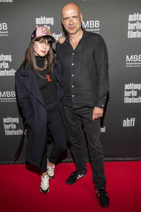 ABB ACHTUNGBERLIN- Lore Richter und Jochen Alexander Freydank zu Gast auf dem roten Teppich bei der Eroeffnung des Achtung Berlin Filmfestivales im Kino Colosseum in Berlin Prenzlauer Berg am 15.04.2026 Berlin Deutschland
