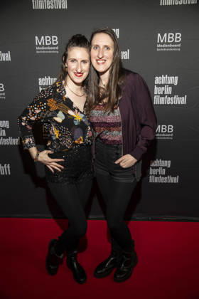 ABB ACHTUNGBERLIN- Melanie Reichert und Daniela Reichert zu Gast auf dem roten Teppich bei der Eroeffnung des Achtung Berlin Filmfestivales im Kino Colosseum in Berlin Prenzlauer Berg am 15.04.2026 Berlin Deutschland