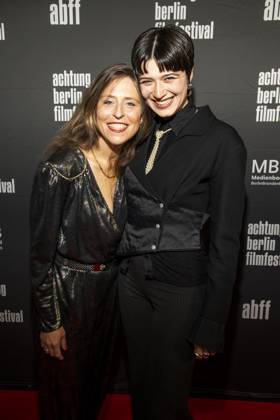 ABB ACHTUNGBERLIN- Britta Steffenhagen und Lina Eikelmann zu Gast auf dem roten Teppich bei der Eroeffnung des Achtung Berlin Filmfestivales im Kino Colosseum in Berlin Prenzlauer Berg am 15.04.2026 Berlin Deutschland