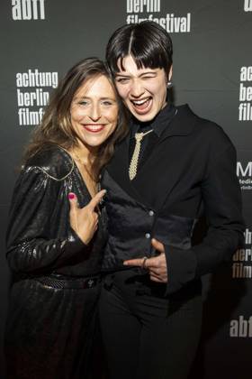 ABB ACHTUNGBERLIN- Britta Steffenhagen und Lina Eikelmann zu Gast auf dem roten Teppich bei der Eroeffnung des Achtung Berlin Filmfestivales im Kino Colosseum in Berlin Prenzlauer Berg am 15.04.2026 Berlin Deutschland