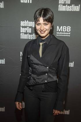 ABB ACHTUNGBERLIN- Lina Eikelmann zu Gast auf dem roten Teppich bei der Eroeffnung des Achtung Berlin Filmfestivales im Kino Colosseum in Berlin Prenzlauer Berg am 15.04.2026 Berlin Deutschland
