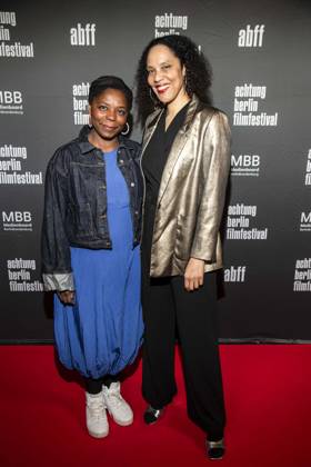 ABB ACHTUNGBERLIN- Dela Dabulamanzi lks. mit Begleitung zu Gast auf dem roten Teppich bei der Eroeffnung des Achtung Berlin Filmfestivales im Kino Colosseum in Berlin Prenzlauer Berg am 15.04.2026 Berlin Deutschland