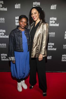 ABB ACHTUNGBERLIN- Dela Dabulamanzi lks. mit Begleitung zu Gast auf dem roten Teppich bei der Eroeffnung des Achtung Berlin Filmfestivales im Kino Colosseum in Berlin Prenzlauer Berg am 15.04.2026 Berlin Deutschland