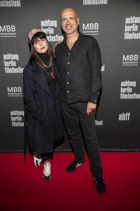 ABB ACHTUNGBERLIN- Lore Richter und Jochen Alexander Freydank zu Gast auf dem roten Teppich bei der Eroeffnung des Achtung Berlin Filmfestivales im Kino Colosseum in Berlin Prenzlauer Berg am 15.04.2026 Berlin Deutschland