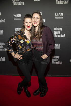 ABB ACHTUNGBERLIN- Melanie Reichert und Daniela Reichert zu Gast auf dem roten Teppich bei der Eroeffnung des Achtung Berlin Filmfestivales im Kino Colosseum in Berlin Prenzlauer Berg am 15.04.2026 Berlin Deutschland