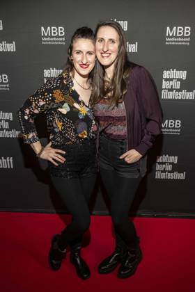 ABB ACHTUNGBERLIN- Melanie Reichert und Daniela Reichert zu Gast auf dem roten Teppich bei der Eroeffnung des Achtung Berlin Filmfestivales im Kino Colosseum in Berlin Prenzlauer Berg am 15.04.2026 Berlin Deutschland