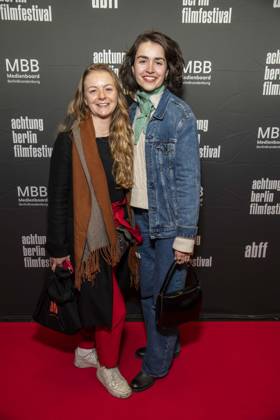 ABB ACHTUNGBERLIN- Charlotte Schiffer und Tabea Hohensee zu Gast auf dem roten Teppich bei der Eroeffnung des Achtung Berlin Filmfestivales im Kino Colosseum in Berlin Prenzlauer Berg am 15.04.2026 Berlin Deutschland