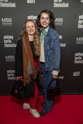 ABB ACHTUNGBERLIN- Charlotte Schiffer und Tabea Hohensee zu Gast auf dem roten Teppich bei der Eroeffnung des Achtung Berlin Filmfestivales im Kino Colosseum in Berlin Prenzlauer Berg am 15.04.2026 Berlin Deutschland