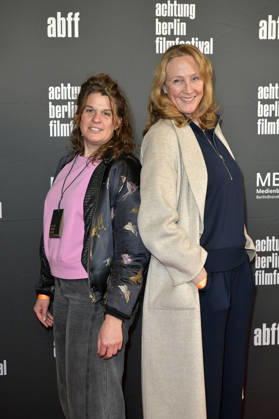 Birte Flint und Anja Karmanski bei der Eröffnung des 22. achtung berlin Filmfestivals mit der Premiere des Kinofilms Mambo Maternica im Colosseum Filmtheater. Berlin, 15.04.2026