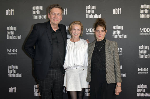 Sebastian Brose, Lillemor Mallau und Regina Kräh bei der Eröffnung des 22. achtung berlin Filmfestivals mit der Premiere des Kinofilms Mambo Maternica im Colosseum Filmtheater. Berlin, 15.04.2026