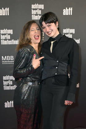 Britta Steffenhagen und Lina Eikelmann bei der Eröffnung des 22. achtung berlin Filmfestivals mit der Premiere des Kinofilms Mambo Maternica im Colosseum Filmtheater. Berlin, 15.04.2026
