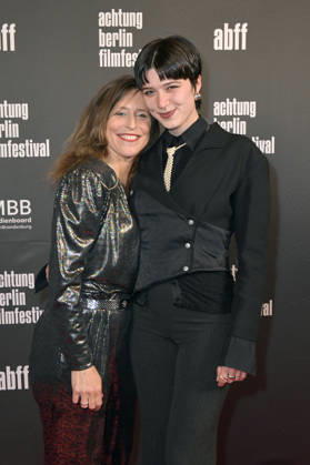 Britta Steffenhagen und Lina Eikelmann bei der Eröffnung des 22. achtung berlin Filmfestivals mit der Premiere des Kinofilms Mambo Maternica im Colosseum Filmtheater. Berlin, 15.04.2026