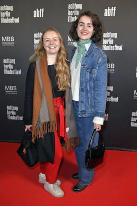 Charlotte Schiffer und Tabea Hohensee bei der Eröffnung des 22. achtung berlin Filmfestivals mit der Premiere des Kinofilms Mambo Maternica im Colosseum Filmtheater. Berlin, 15.04.2026