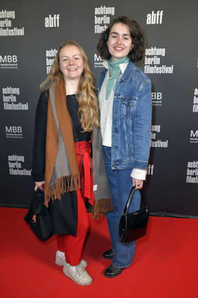 Charlotte Schiffer und Tabea Hohensee bei der Eröffnung des 22. achtung berlin Filmfestivals mit der Premiere des Kinofilms Mambo Maternica im Colosseum Filmtheater. Berlin, 15.04.2026