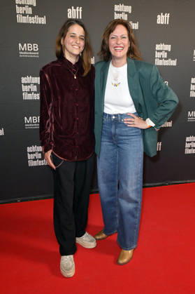 Merve Aksoy und Nina Kronjäger bei der Eröffnung des 22. achtung berlin Filmfestivals mit der Premiere des Kinofilms Mambo Maternica im Colosseum Filmtheater. Berlin, 15.04.2026