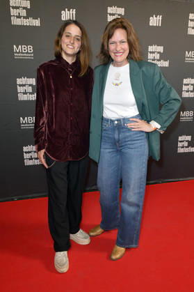 Merve Aksoy und Nina Kronjäger bei der Eröffnung des 22. achtung berlin Filmfestivals mit der Premiere des Kinofilms Mambo Maternica im Colosseum Filmtheater. Berlin, 15.04.2026