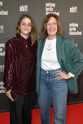 Merve Aksoy und Nina Kronjäger bei der Eröffnung des 22. achtung berlin Filmfestivals mit der Premiere des Kinofilms Mambo Maternica im Colosseum Filmtheater. Berlin, 15.04.2026