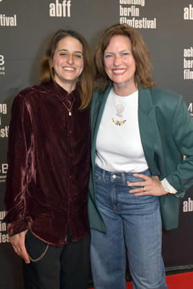 Merve Aksoy und Nina Kronjäger bei der Eröffnung des 22. achtung berlin Filmfestivals mit der Premiere des Kinofilms Mambo Maternica im Colosseum Filmtheater. Berlin, 15.04.2026