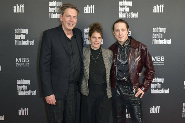 Sebastian Brose, Regina Kräh und Timo Jacobs bei der Eröffnung des 22. achtung berlin Filmfestivals mit der Premiere des Kinofilms Mambo Maternica im Colosseum Filmtheater. Berlin, 15.04.2026