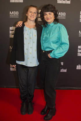 Mambo Maternica , Filmpremiere im Filmtheater Colosseum, Berlin, 15.04.2026 Regisseurin Borbala Nagy und Hauptdarstellerin Vera Sipos (v.l.), MAMBO MATERNICA , Photo Call zur Premiere und Festival-Eröffnung, achtung berlin filmfestival, Colosseum, Berlin, 15.04.2026 Berlin Kino Colosseum Deutschland, germany Copyright: xChristianxBehringx