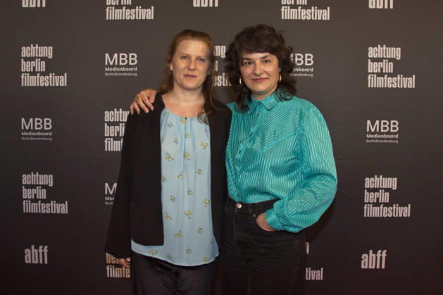 Mambo Maternica , Filmpremiere im Filmtheater Colosseum, Berlin, 15.04.2026 Regisseurin Borbala Nagy und Hauptdarstellerin Vera Sipos (v.l.), MAMBO MATERNICA , Photo Call zur Premiere und Festival-Eröffnung, achtung berlin filmfestival, Colosseum, Berlin, 15.04.2026 Berlin Kino Colosseum Deutschland, germany Copyright: xChristianxBehringx