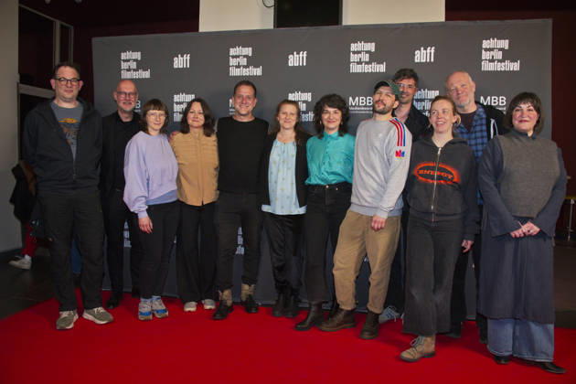 Mambo Maternica , Filmpremiere im Filmtheater Colosseum, Berlin, 15.04.2026 Cast & Crew mit Regisseurin Borbala Nagy und Hauptdarstellerin Vera Sipos (Bildmitte), MAMBO MATERNICA , Photo Call zur Premiere und Festival-Eröffnung, achtung berlin filmfestival, Colosseum, Berlin, 15.04.2026 Berlin Kino Colosseum Deutschland, germany Copyright: xChristianxBehringx