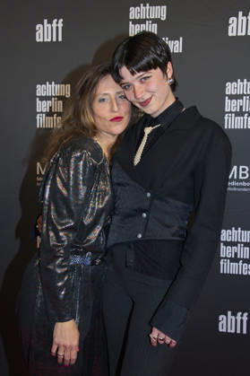 Mambo Maternica , Filmpremiere im Filmtheater Colosseum, Berlin, 15.04.2026 Moderatorinnen Britta Steffenhagen und Lina Eikelmann, MAMBO MATERNICA , Photo Call zur Premiere und Festival-Eröffnung, achtung berlin filmfestival, Colosseum, Berlin, 15.04.2026 Berlin Kino Colosseum Deutschland, germany Copyright: xChristianxBehringx