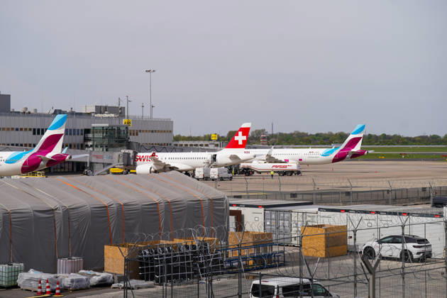Düsseldorf, Nordrhein-Westfalen, Deutschland, Europa, Flughafen Düsseldorf, Airport, Vorfeld, Rollfeld, Infrastruktur, Luftfahrt, Passagierflugzeuge, Flugzeug, Airbus, SWISS, Lufthansa Group, Eurowings, Airline, Flugverkehr, Bodenabfertigung, Tankfahrzeug AFS, Betankung, Ground Handling, Ausrüstung, Equipment, Wartung, Logistik, Reiseverkehr, Mobilität, Terminalgebäude, Fluggastbrücke, Sicherheitszaun, Stacheldraht, Baustellenbereich, Container, Fahrzeuge, Wirtschaft, Transport, Totale Copyright: xJOERANxSTEINSIEKx
