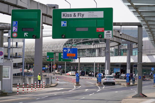 Düsseldorf, Nordrhein-Westfalen, Deutschland, Europa, Flughafen Düsseldorf, Airport, Terminal, Zufahrt, Infrastruktur, Straßenverkehr, Beschilderung, Verkehrsschilder, Wegweiser, Schriftzug Kiss & Fly, Hinweis 7 Min frei 7 min free 2x pro Tag kostenfrei, Parkhaus P1, P2, P11, Höhenbegrenzung 1,9 m, Feuerwehrspur, Terminal Beschilderung, Drop-off Zone, Ankunftsbereich, PKW, Taxi, Passagiere, Reisende, Gepäck, Trolley, Sicherheitsdienst, Verkehrsführung, Barrieren, Absperrungen, Geschwindigkeitsschild 30, Mobilität, Reiseverkehr, Außenaufnahme, Totale Copyright: xJOERANxSTEINSIEKx