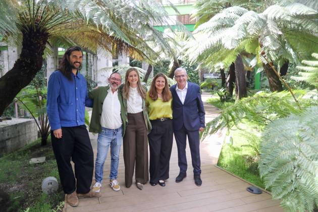 Aagesen receives film director Oliver Laxe at the III National Meeting of the CIT Network The Third Vice President and Minister of Ecological Transition and Demographic Challenge, Sara Aagesen c , receives film director Oliver Laxe i during the III National Meeting of the CIT Network, in the space of La Térmica Cultural, on April 16, 2026, in Ponferrada, Castilla y León Spain The meeting takes place to promote the development of the territories, mainly those with the greatest demographic challenges The CIT Network reinforces its role as a reference platform to promote innovation, public-private collaboration and social cohesion in rural areas 16 APRIL 2026 Ponferrada, Castilla y Leon Ponferrada, Castilla y Leon Espana Copyright: xCarlosxCastrox 7446908