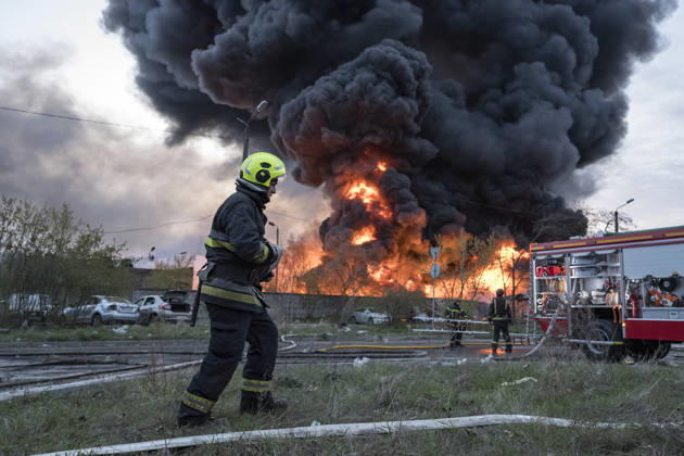Massive Combined Russian Missile And Drone Attack On Kyiv Rescue workers extinguish a fire at a recycling warehouse following a missile and drone strike amid the conflict in Ukraine, in Kyiv, Ukraine, on April 16, 2026. At least four people, including a 12-year-old child, are killed and at least 62 others are injured in the incident. Kyiv Ukraine  Copyright: xMaxymxMarusenkox originalFilename: musiienko-notitle260416_npaLs.jpg