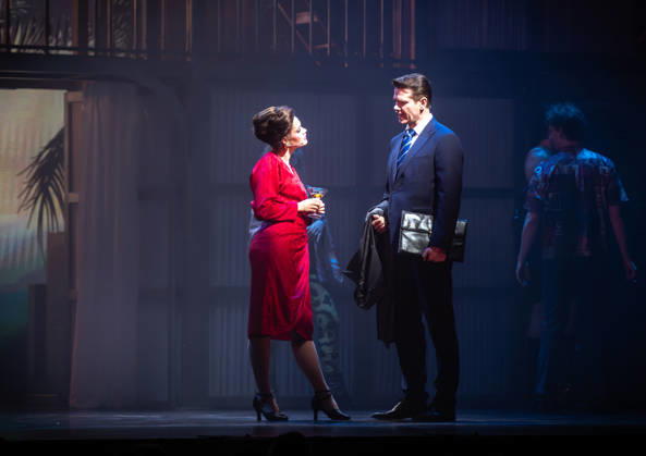 16.04.2026, xlakx, Entertainment, Pretty Woman Das Musical v.l. Szene aus Pretty Woman Das Musical im Admiralspalast in Berlin, Deutschland. Die Inszenierung basiert auf dem gleichnamigen Filmklassiker und zeigt die Liebesgeschichte zwischen Vivian und Edward in einer modernen Bühnenproduktion mit Musik von Bryan Adams. Berlin