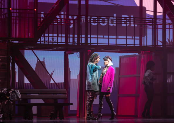 16.04.2026, xlakx, Entertainment, Pretty Woman Das Musical v.l. Szene aus Pretty Woman Das Musical im Admiralspalast in Berlin, Deutschland. Die Inszenierung basiert auf dem gleichnamigen Filmklassiker und zeigt die Liebesgeschichte zwischen Vivian und Edward in einer modernen Bühnenproduktion mit Musik von Bryan Adams. Berlin