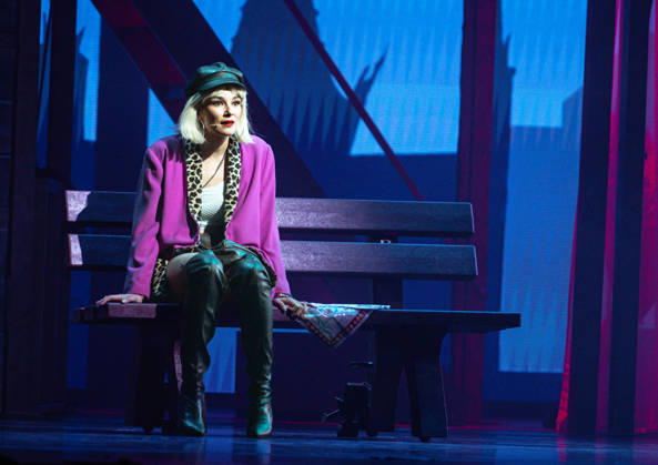 16.04.2026, xlakx, Entertainment, Pretty Woman Das Musical v.l. Szene aus Pretty Woman Das Musical im Admiralspalast in Berlin, Deutschland. Die Inszenierung basiert auf dem gleichnamigen Filmklassiker und zeigt die Liebesgeschichte zwischen Vivian und Edward in einer modernen Bühnenproduktion mit Musik von Bryan Adams. Berlin