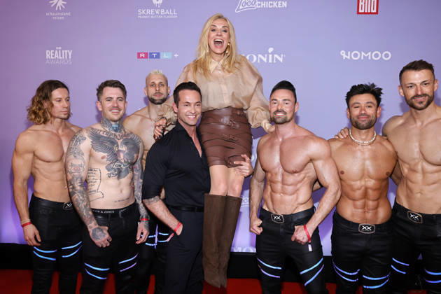 RTL-Programmchefin Inga Leschek getragen von Mitgliedern der Stripper-Gruppe Sixx Paxx beim Reality Award 2026 im Maritim Hotel Bonn. Die Veranstaltung kürt das Who is who der deutschen Realitystars mit einem eigenen Award. Bonn, 16.04.2026 NRW Deutschland Copyright: xChristophxHardtx