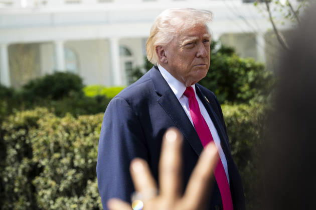 DC: President Trump Departs the White House United States President Donald J Trump speaks to members of the media on the South Lawn of the White House before departing on Marine One, in Washington, D.C., on Thursday, April 16, 2026. President Trump is traveling to Las Vegas, Nevada for an event highlighting Republican tax policies after the April 15 tax deadline. Credit: CNP AdMedia Washington District of Columbia United States of America EDITORIAL USE ONLY Copyright: xx CNPx xAdMediax admphotostwo982566
