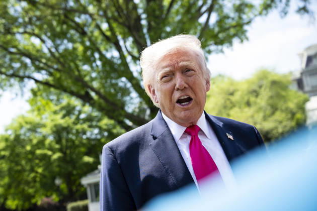 DC: President Trump Departs the White House United States President Donald J Trump speaks to members of the media on the South Lawn of the White House before departing on Marine One, in Washington, D.C., on Thursday, April 16, 2026. President Trump is traveling to Las Vegas, Nevada for an event highlighting Republican tax policies after the April 15 tax deadline. Credit: CNP AdMedia Washington District of Columbia United States of America EDITORIAL USE ONLY Copyright: xx CNPx xAdMediax admphotostwo982568