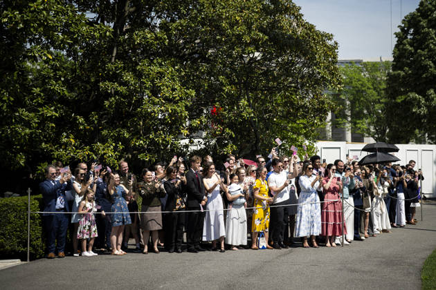 DC: President Trump Departs the White House Visitors cheer and wave American flags on the South Lawn of the White House before U.S. President Donald Trump, not pictured, departs on Marine One, in Washington, D.C., on Thursday, April 16, 2026. President Trump is traveling to Las Vegas, Nevada for an event highlighting Republican tax policies after the April 15 tax deadline. Credit: CNP AdMedia Washington District of Columbia United States of America EDITORIAL USE ONLY Copyright: xx CNPx xAdMediax admphotostwo982569