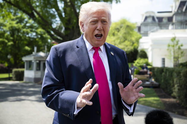 DC: President Trump Departs the White House United States President Donald J Trump speaks to members of the media on the South Lawn of the White House before departing on Marine One, in Washington, D.C., on Thursday, April 16, 2026. President Trump is traveling to Las Vegas, Nevada for an event highlighting Republican tax policies after the April 15 tax deadline. Credit: CNP AdMedia Washington District of Columbia United States of America EDITORIAL USE ONLY Copyright: xx CNPx xAdMediax admphotostwo982571