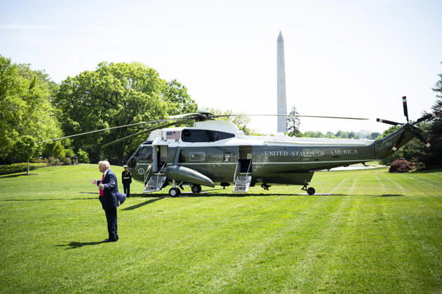 DC: President Trump Departs the White House United States President Donald J Trump gestures to visitors on the South Lawn of the White House before departing on Marine One, in Washington, D.C., on Thursday, April 16, 2026. President Trump is traveling to Las Vegas, Nevada for an event highlighting Republican tax policies after the April 15 tax deadline. Credit: CNP AdMedia Washington District of Columbia United States of America EDITORIAL USE ONLY Copyright: xx CNPx xAdMediax admphotostwo982572