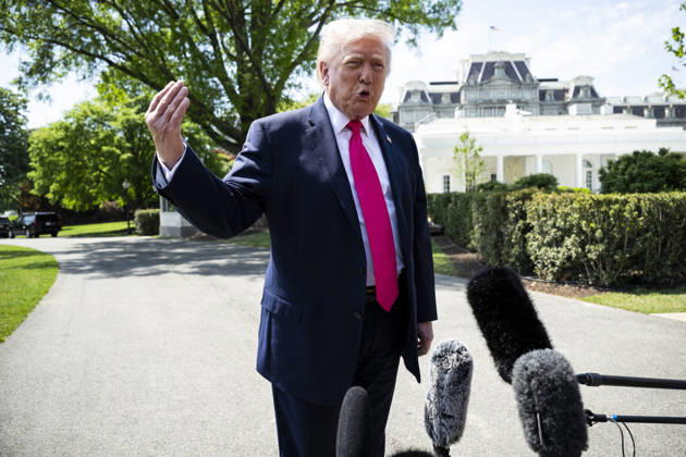 DC: President Trump Departs the White House United States President Donald J Trump speaks to members of the media on the South Lawn of the White House before departing on Marine One, in Washington, D.C., on Thursday, April 16, 2026. President Trump is traveling to Las Vegas, Nevada for an event highlighting Republican tax policies after the April 15 tax deadline. Credit: CNP AdMedia Washington District of Columbia United States of America EDITORIAL USE ONLY Copyright: xx CNPx xAdMediax admphotostwo982574