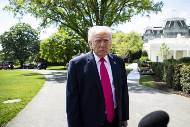 DC: President Trump Departs the White House United States President Donald J Trump speaks to members of the media on the South Lawn of the White House before departing on Marine One, in Washington, D.C., on Thursday, April 16, 2026. President Trump is traveling to Las Vegas, Nevada for an event highlighting Republican tax policies after the April 15 tax deadline. Credit: CNP AdMedia Washington District of Columbia United States of America EDITORIAL USE ONLY Copyright: xx CNPx xAdMediax admphotostwo982580