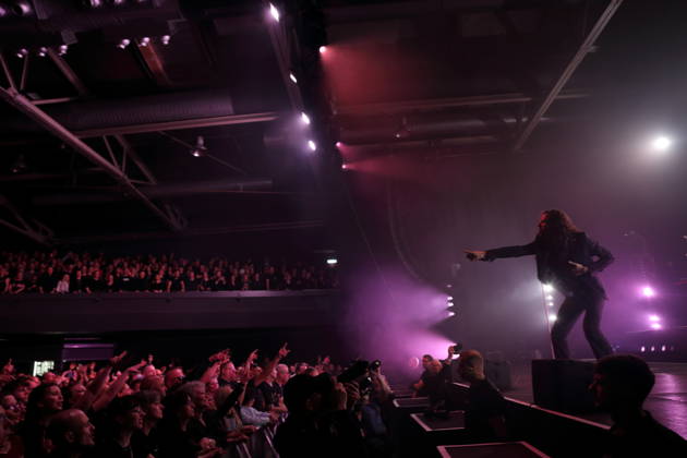 Christian Schottstädt von der Band Forced To Mode bei einem Konzert in der Columbiahalle in Berlin, 16. April 2026. Forced To Mode Konzert Berlin