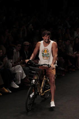 RIO DE JANEIRO, RJ - 16.04.2026: RIO FASHION WEEK 2026 - The Blue Man fashion show closed the second day of Rio Fashion Week at Pier Maua, Rio de Janeiro. x2926753x  CarlosxEliasxJunior