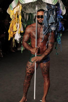 RIO DE JANEIRO, RJ - 16.04.2026: RIO FASHION WEEK 2026 - The Blue Man fashion show closed the second day of Rio Fashion Week at Pier Maua, Rio de Janeiro. x2926783x  CarlosxEliasxJunior