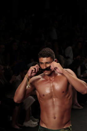 RIO DE JANEIRO, RJ - 16.04.2026: RIO FASHION WEEK 2026 - The Blue Man fashion show closed the second day of Rio Fashion Week at Pier Maua, Rio de Janeiro. x2926786x  CarlosxEliasxJunior