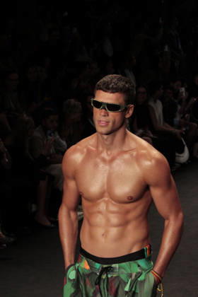 RIO DE JANEIRO, RJ - 16.04.2026: RIO FASHION WEEK 2026 - The Blue Man fashion show closed the second day of Rio Fashion Week at Pier Maua, Rio de Janeiro. x2926794x  CarlosxEliasxJunior