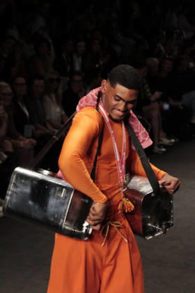RIO DE JANEIRO, RJ - 16.04.2026: RIO FASHION WEEK 2026 - The Blue Man fashion show closed the second day of Rio Fashion Week at Pier Maua, Rio de Janeiro. x2926796x  CarlosxEliasxJunior